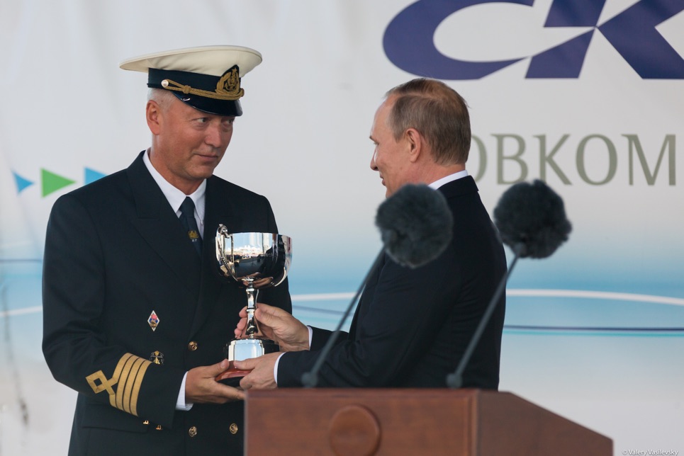 The captain of Mir accepting his prize from Vladimir Putin